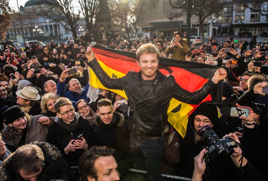 30 novembre 2016: Nico Rosberg, neo campione del mondo,  portato in trionfo a Wiesbaden, sua citt natale in Germania (Ap)